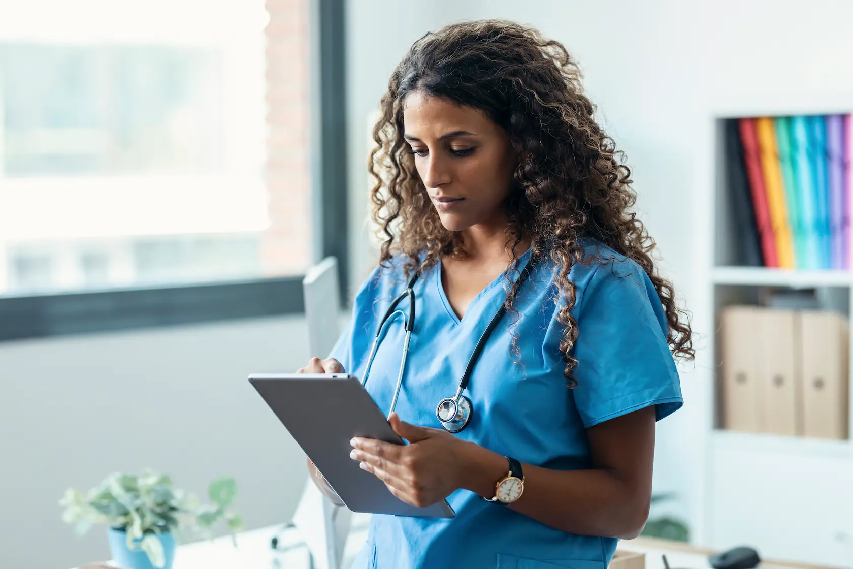 Médico revisando informes de paciente con seguro de salud
